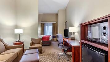 Suite, 1 King Bed, Non Smoking | Escrivaninha, ferros/tábuas de passar roupa, Wi-Fi de cortesia