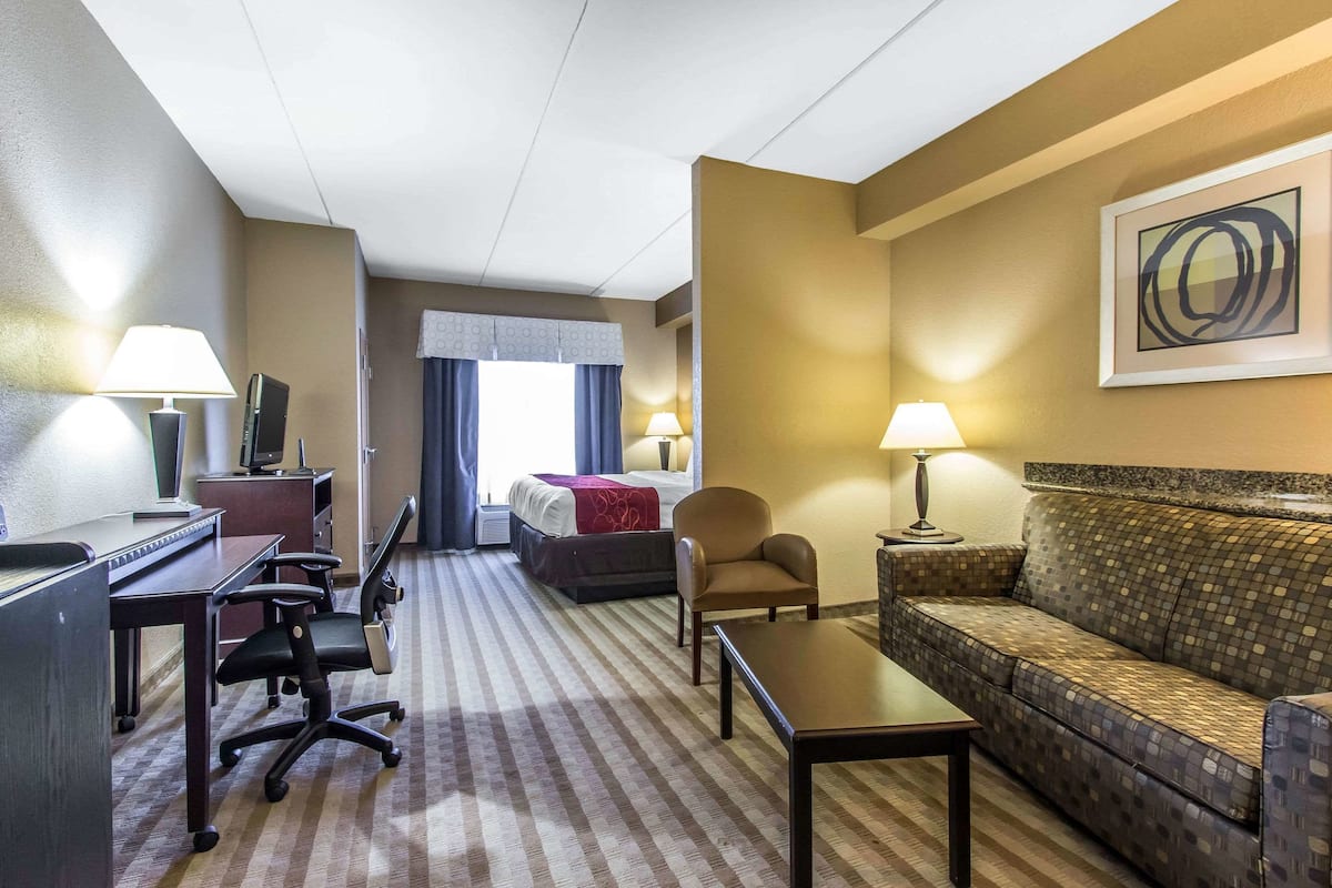 Suite, 1 King Bed, Non Smoking | Escrivaninha, ferros/tábuas de passar roupa, Wi-Fi de cortesia