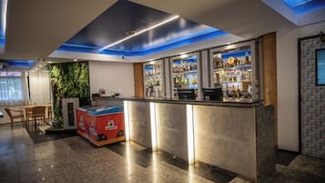 Café da manhã, almoço e jantar; culinária internacional