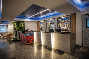 S'hi serveixen esmorzars, dinars, sopars i plats de cuina internacional 