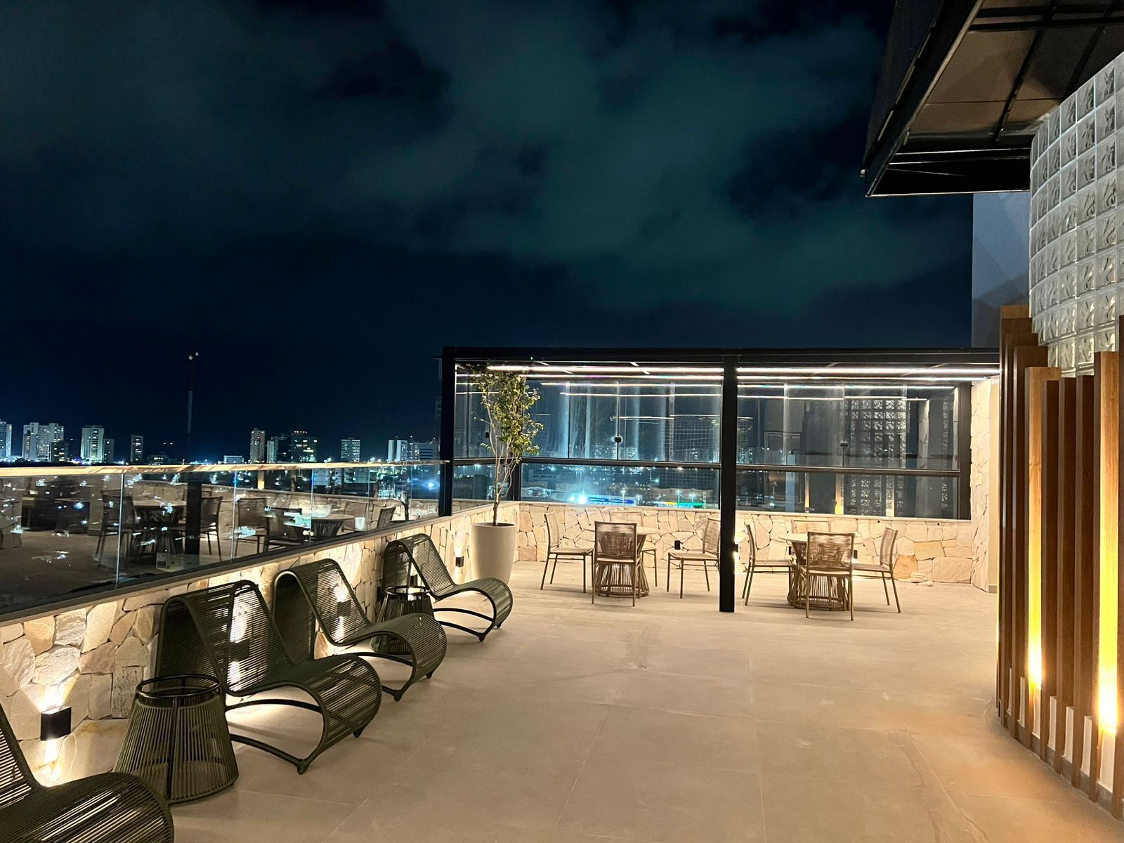 Se sirven desayunos, almuerzos y cenas; cocina internacional