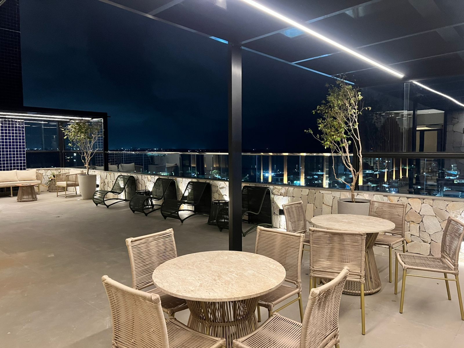 供应早餐、午餐和晚餐，国际美食