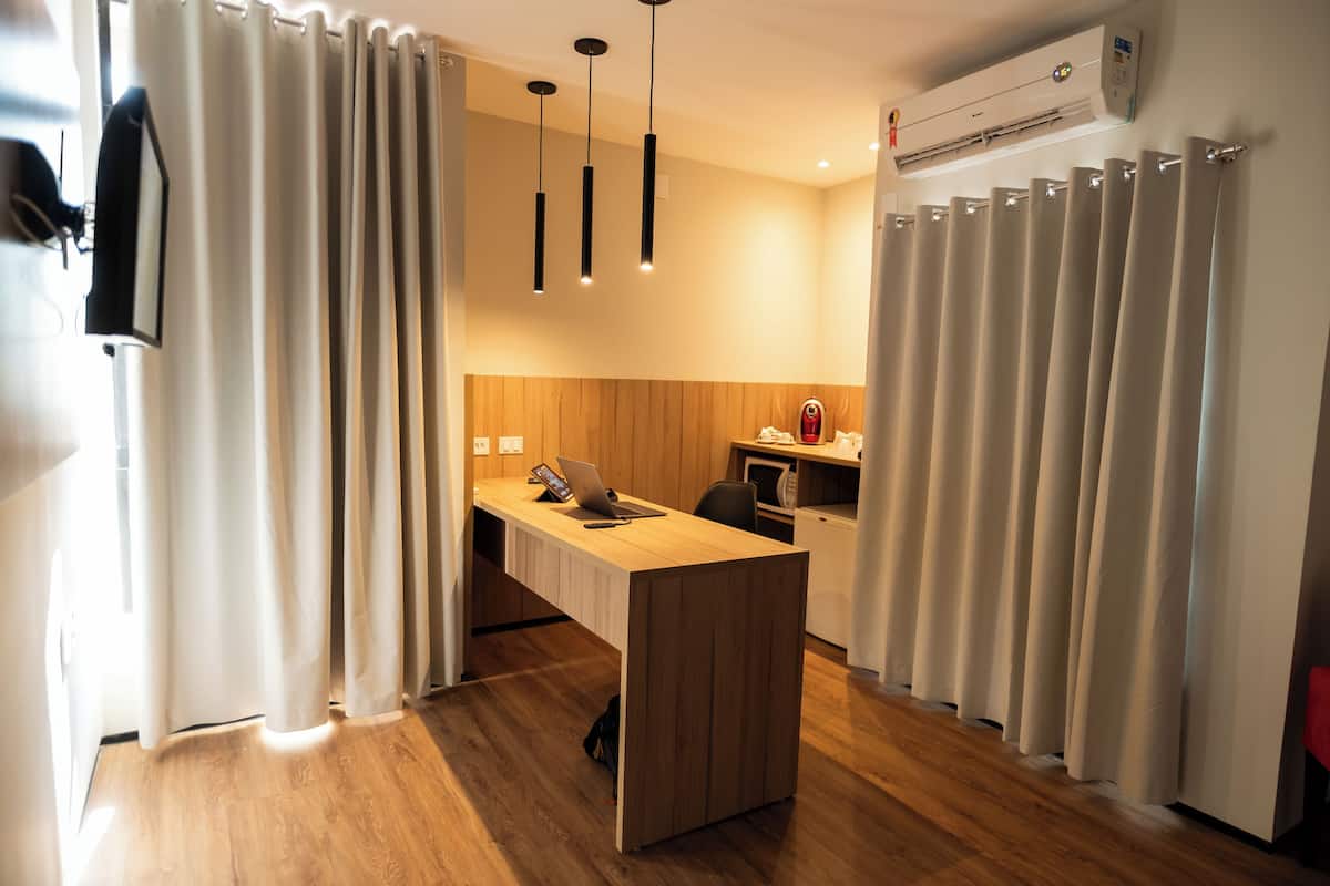 Suite Executiva | Minibar, blackout drapes, free WiFi