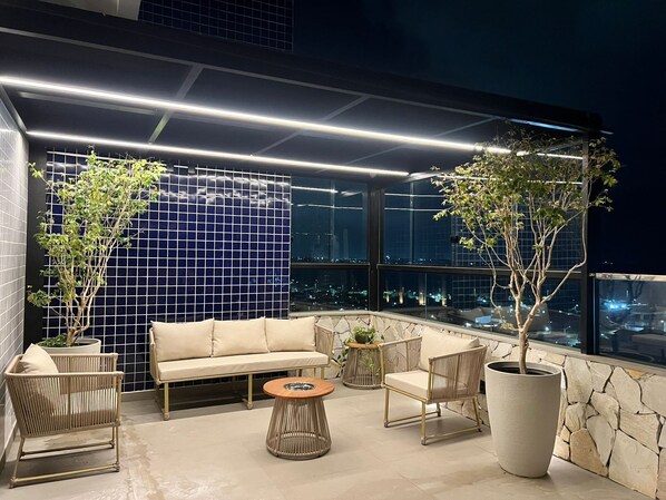 Breakfast, lunch, dinner served; international cuisine 