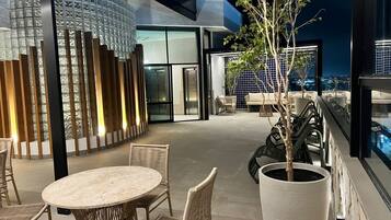 Se sirven desayunos, almuerzos y cenas; cocina internacional