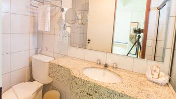 Buồng tắm vòi sen, đồ dùng nhà tắm miễn phí, khăn tắm