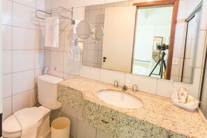 Shower, free toiletries, towels - Abbeville Hotel (São Luís)