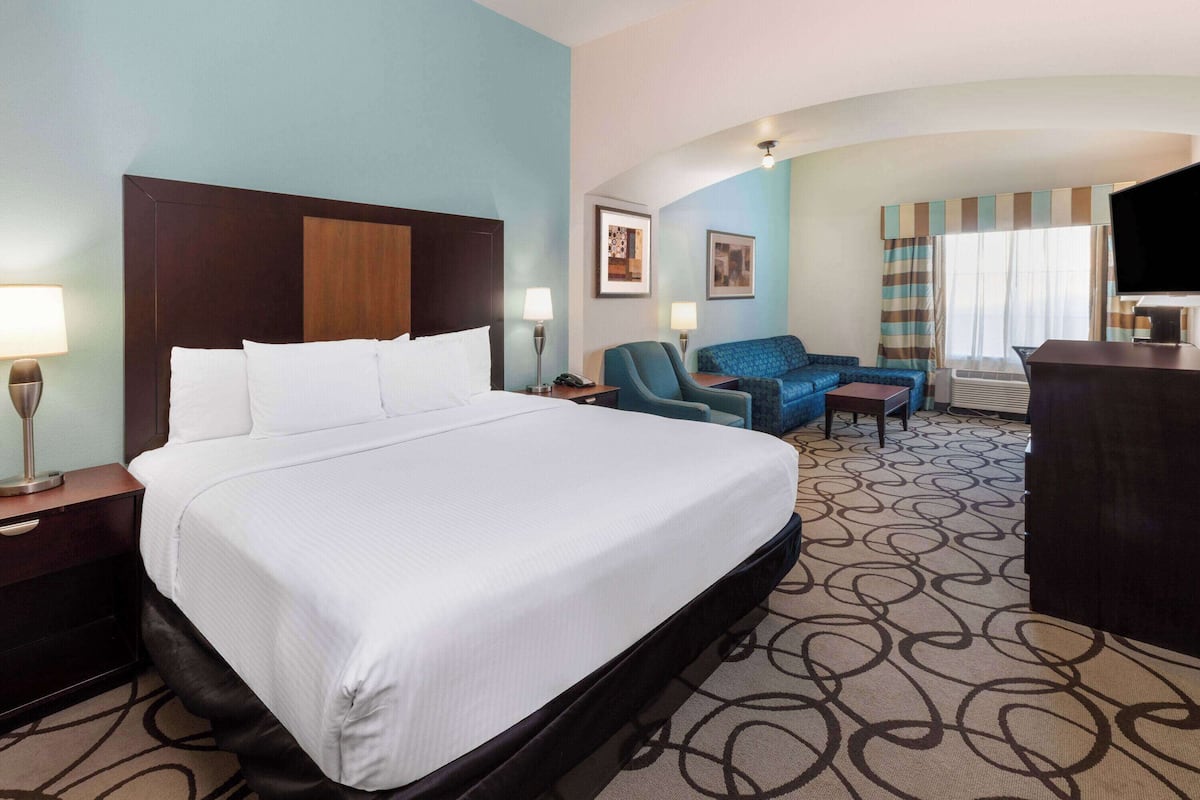 Deluxe Room, 1 King Bed, Non Smoking | Premium bedding, desk, blackout curtains, iron/ironing board