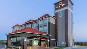 Un hôtel reconnaissable à son panneau « La Quinta » bien visible, à son entrée abritée et à son espace de stationnement.