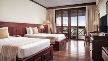 Deluxe Twin Room | Minibar, in-room safe, desk, iron/ironing board