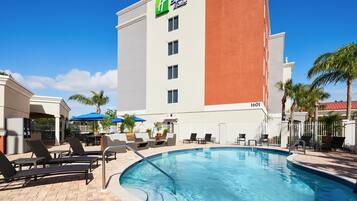 Piscine extérieure, chaises longues