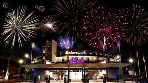 Un edificio de Clovepark con un letrero de 'Mets', rodeado de fuegos artificiales.
