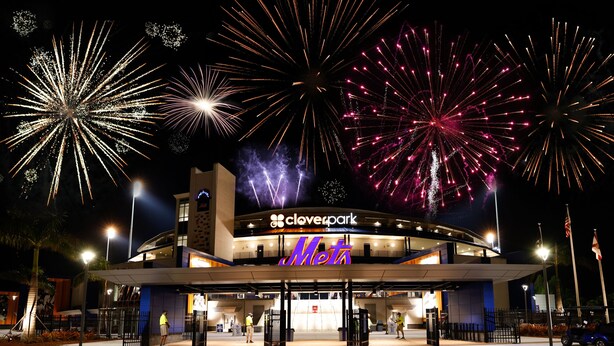 Un edificio de Clovepark con un letrero de 'Mets', rodeado de fuegos artificiales.