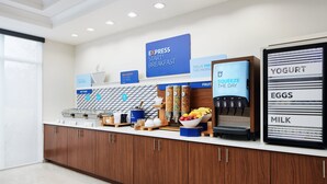 Una barra de desayuno moderna con un letrero que dice 'Desayuno Express Rápido' y un dispensador de yogur, huevos y leche.