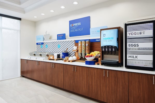 Una barra de desayuno moderna con un letrero que dice 'Desayuno Express Rápido' y un dispensador de yogur, huevos y leche.
