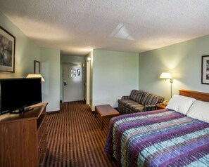 Desk, blackout drapes, iron/ironing board, free cribs/infant beds - Rodeway Inn Lakeville - Finger Lakes Area (Lakeville)