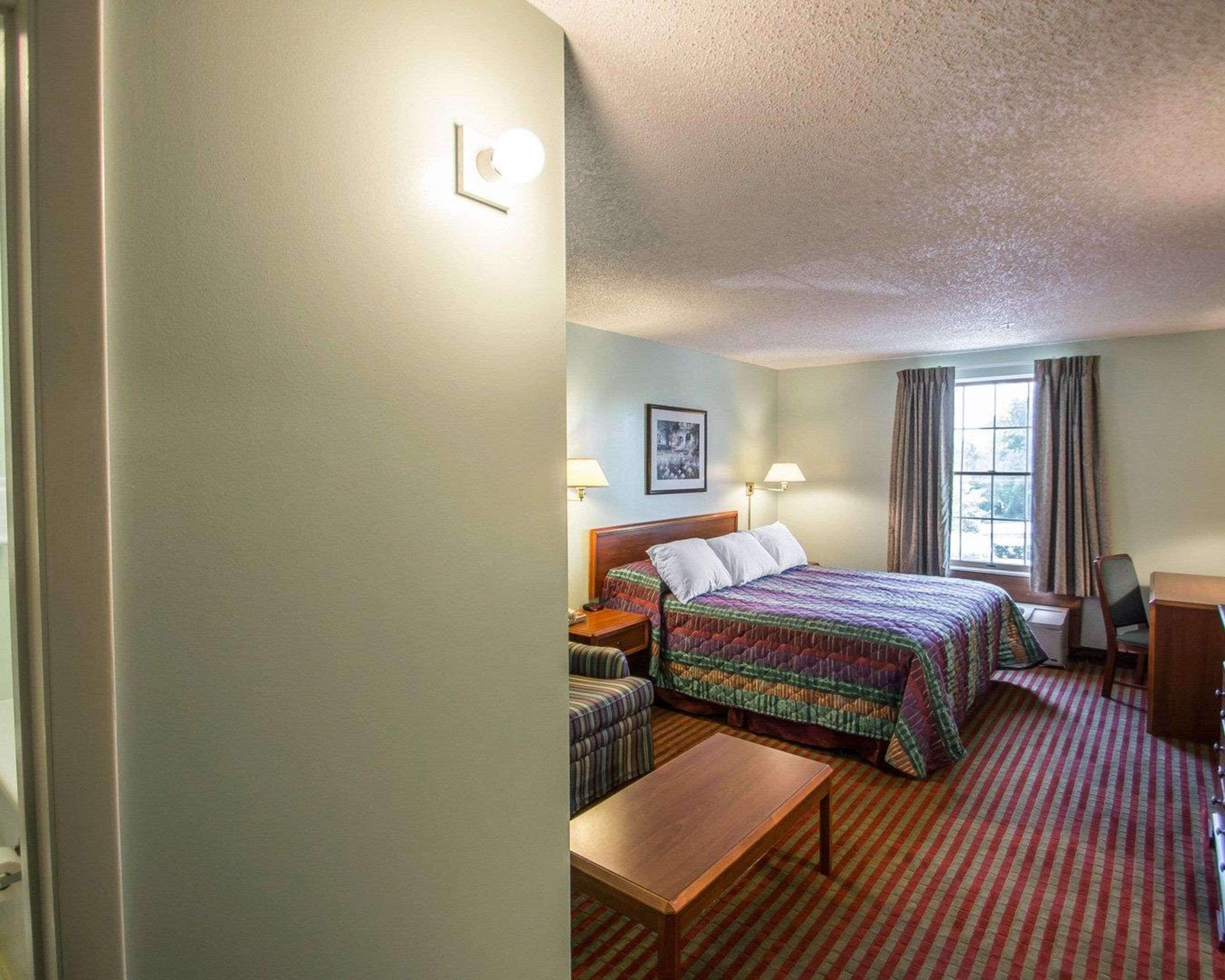 room, 1 king bed, non smoking (roll-in shower) | 1 bedroom, desk, blackout curtains, iron/ironing board