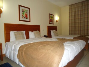 Minibar, in-room safe, desk, soundproofing - Pombeira Hotel (Guarda)