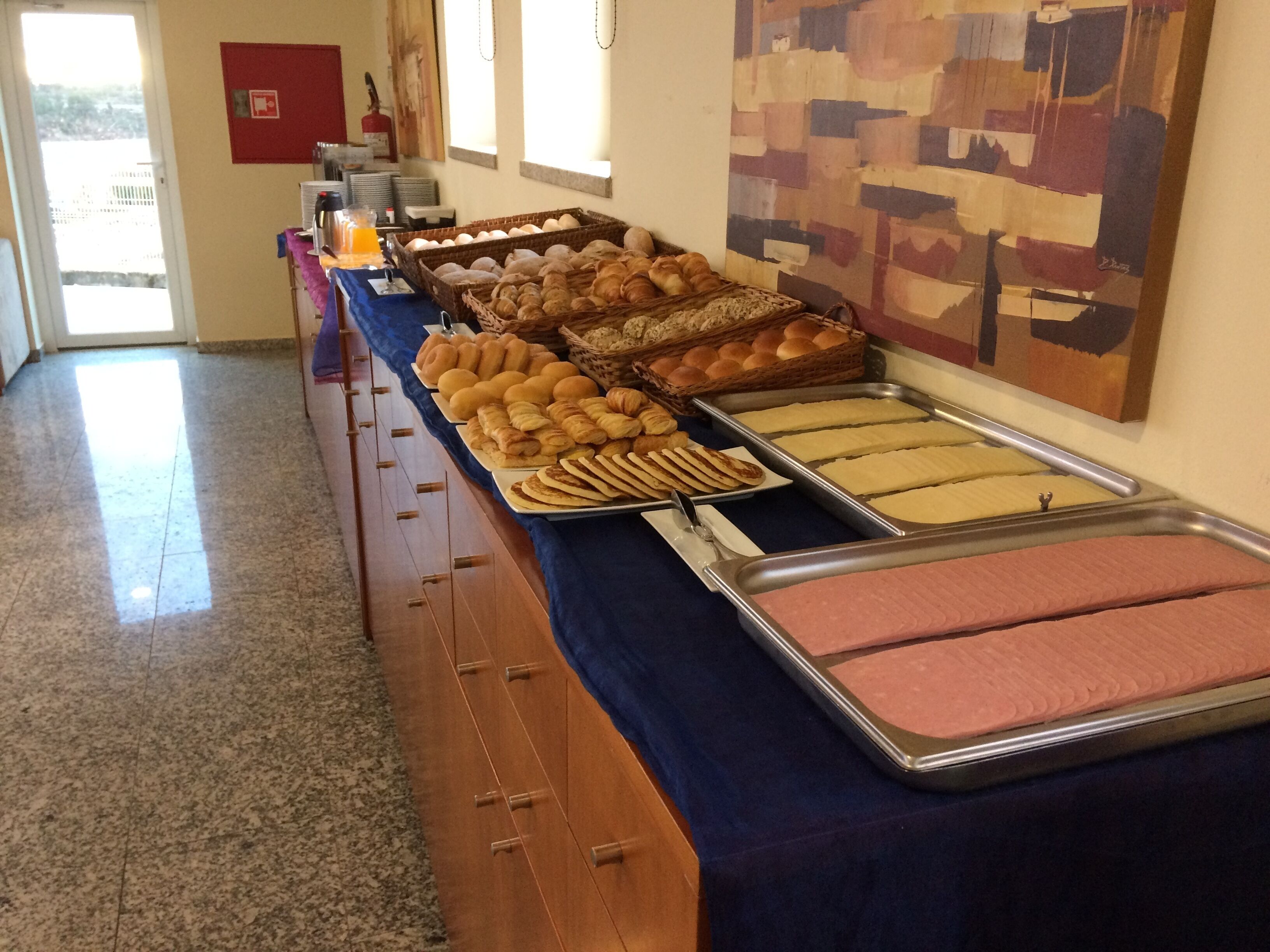 Un buffet proposant une variété de produits de boulangerie et de pâtisserie.