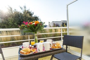 Kamer, terras | Uitzicht vanuit de kamer