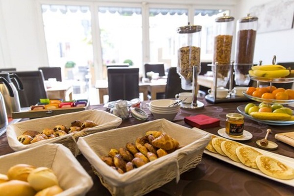 Café da manhã com buffet todos os dias mediante uma taxa