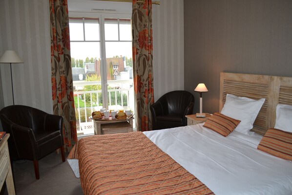 Kamer, uitzicht op tuin | Een minibar, een kluis op de kamer, individueel gedecoreerd, een bureau