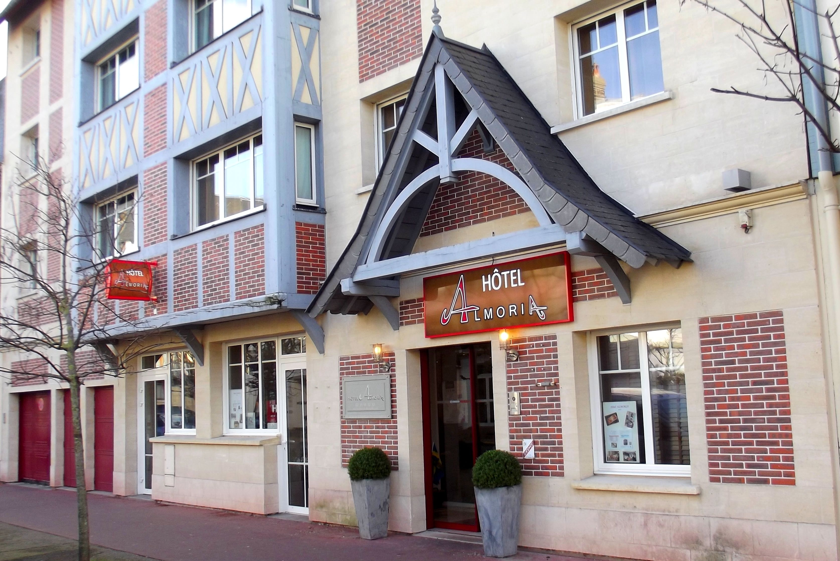 Un hôtel doté d’un style architectural particulier, caractérisé par un toit triangulaire imposant et une enseigne sur laquelle on peut lire « HÔTEL Almoria ».