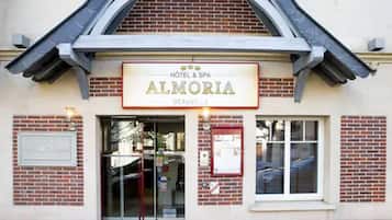 A hotel entrance with a sign reading "Hôtel & Spa ALMORIA DEAUVILLE."