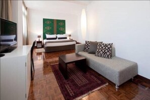 Suite | In-room safe, desk, blackout drapes, soundproofing