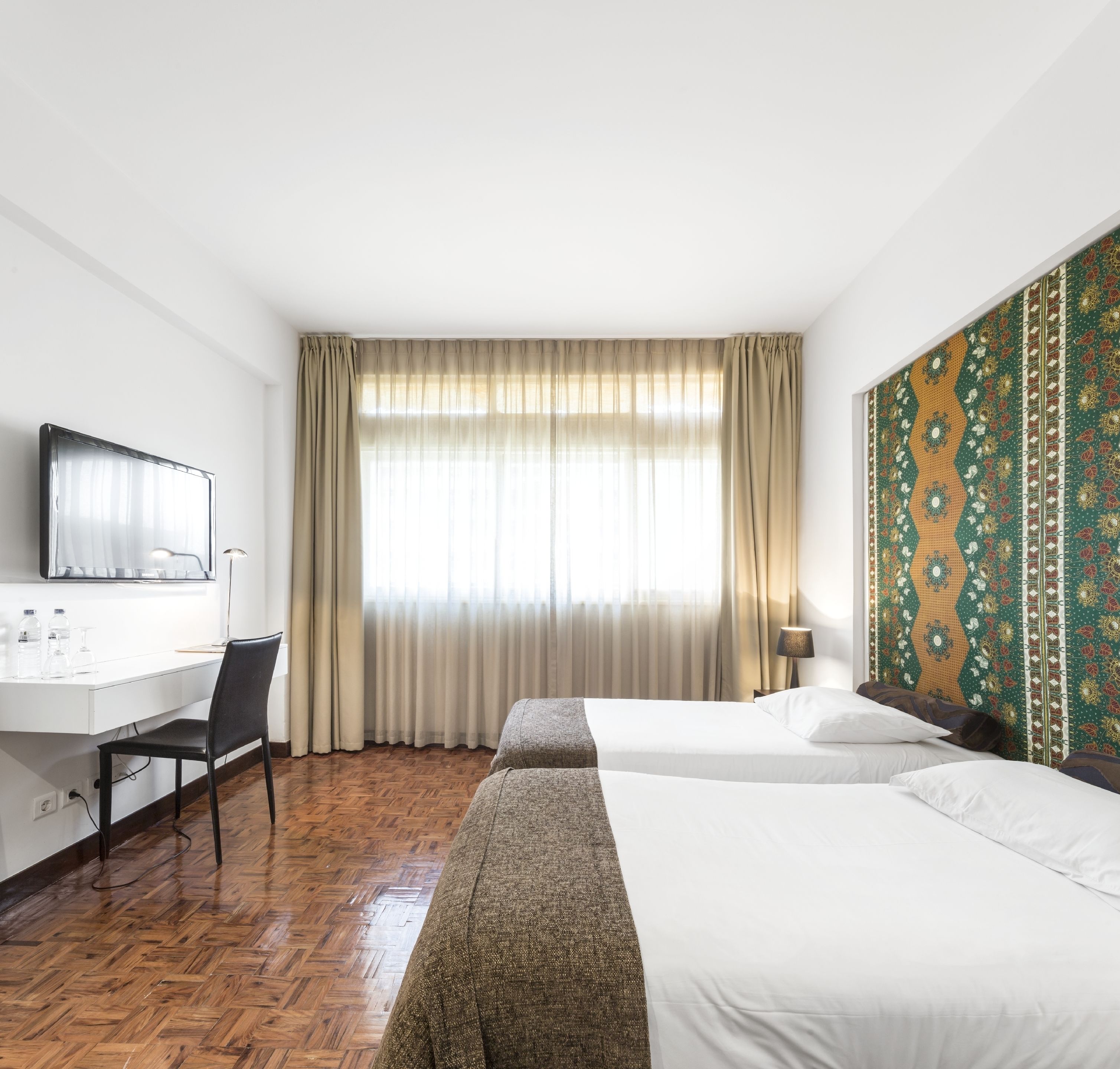 Quarto standard | Cofres nos quartos, escrivaninha, cortinas blackout