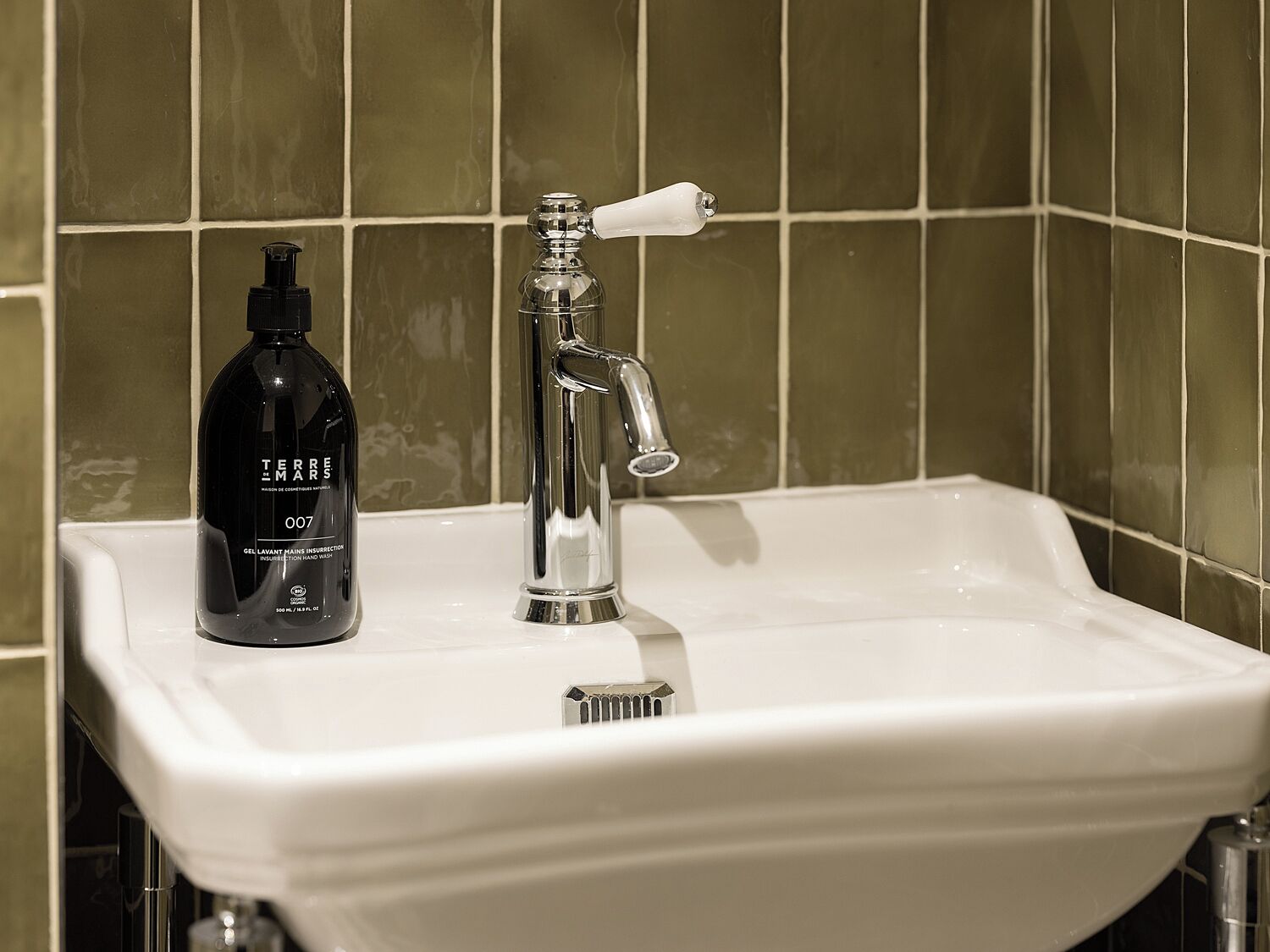 shower, rainfall showerhead, eco-friendly toiletries, hair dryer