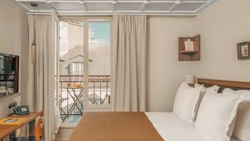 Chambre Double Classique, balcon | Literie de qualité supérieure, coffres-forts dans les chambres, bureau