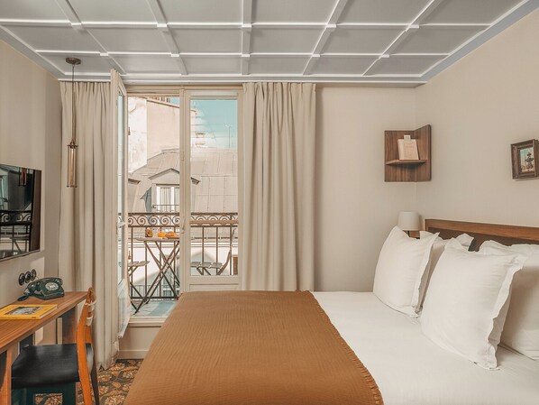 Quarto casal clássico, sacada | Roupas de cama premium, cofres nos quartos, escrivaninha