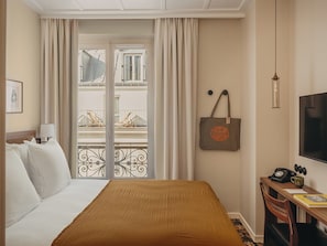 Premium bedding, in-room safe, desk, soundproofing - Hôtel du Savoir (Paris)