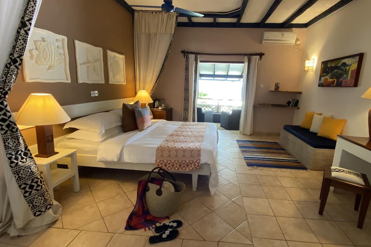 Luxury ocean front Room | 미니바, 객실 내 금고, 책상, 다리미/다리미판