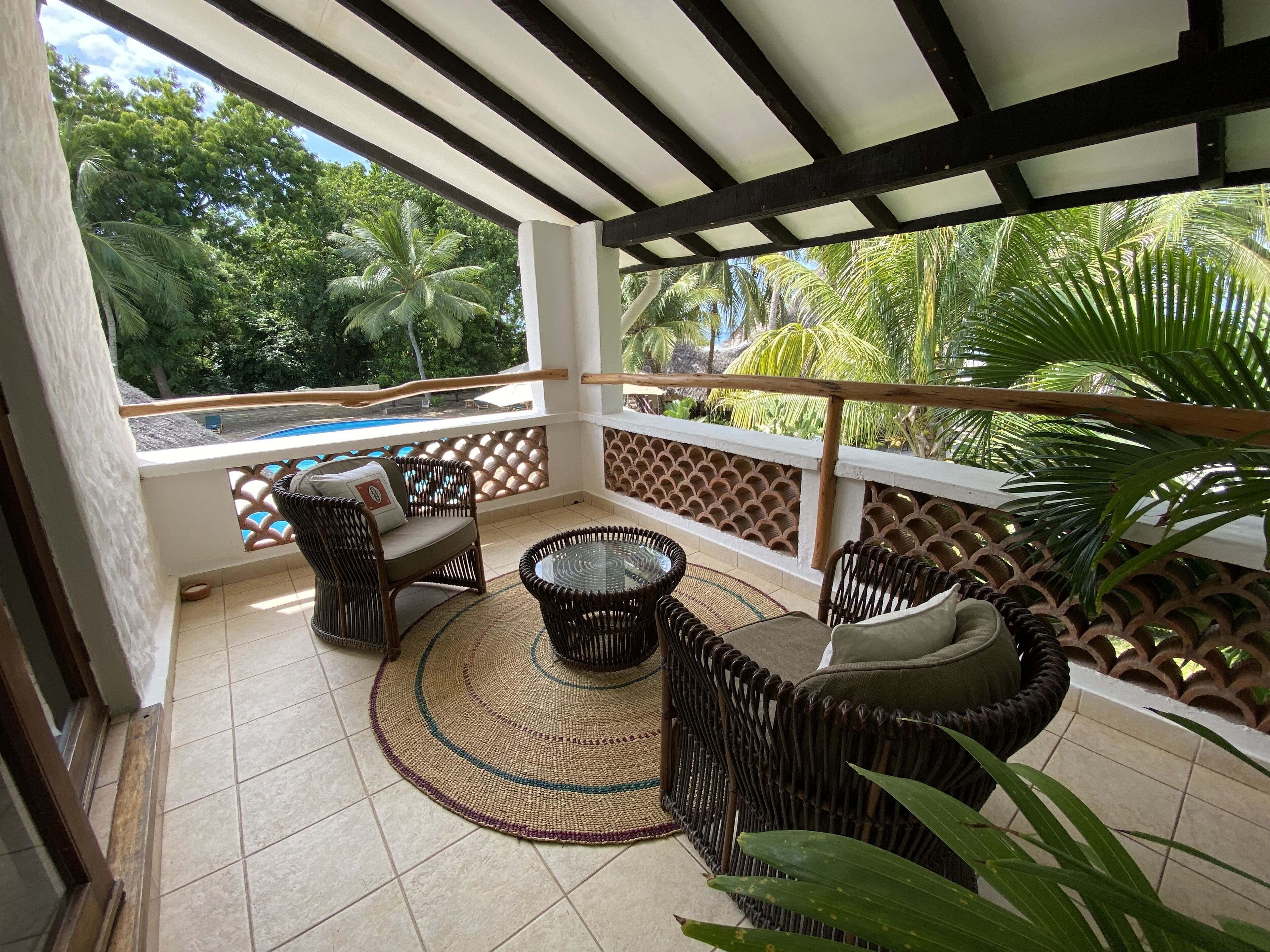 Luxury ocean front Room | Minibar, in-room safe, desk, iron/ironing board