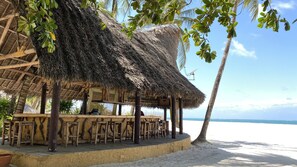 Bar (on property) - Pinewood Beach Resort and Spa (Diani Beach)