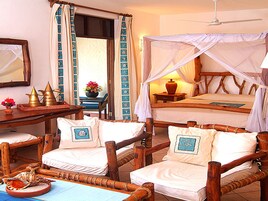 Frigobar, cofres nos quartos, escrivaninha