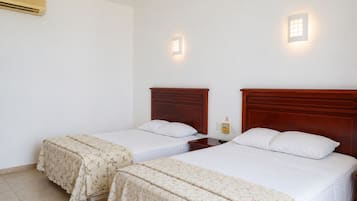 Ropa de cama hipoalergénica y caja de seguridad en la habitación