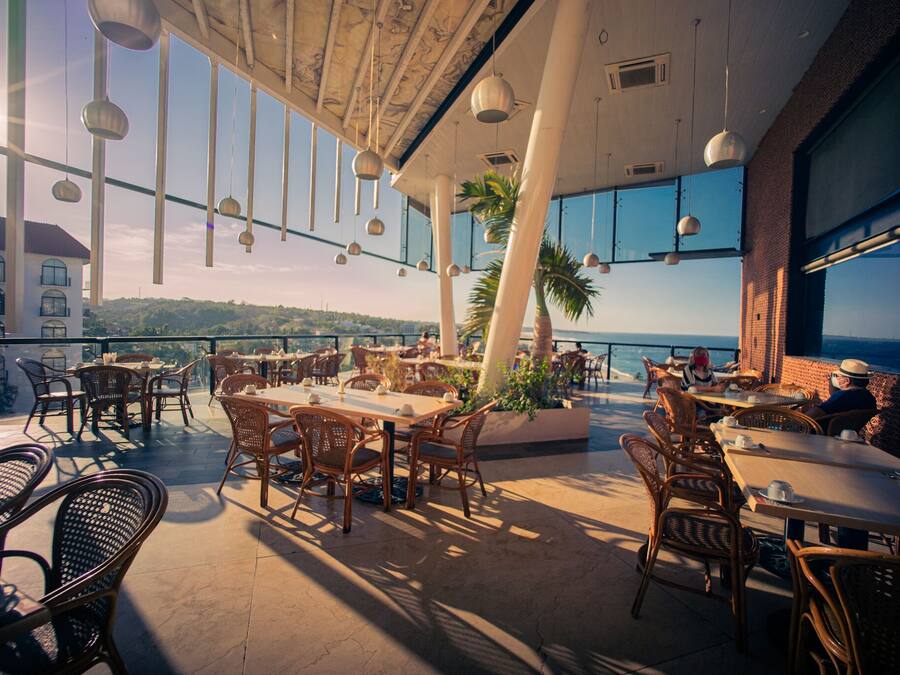 Der serveres morgenmad, frokost, aftensmad og internationale retter