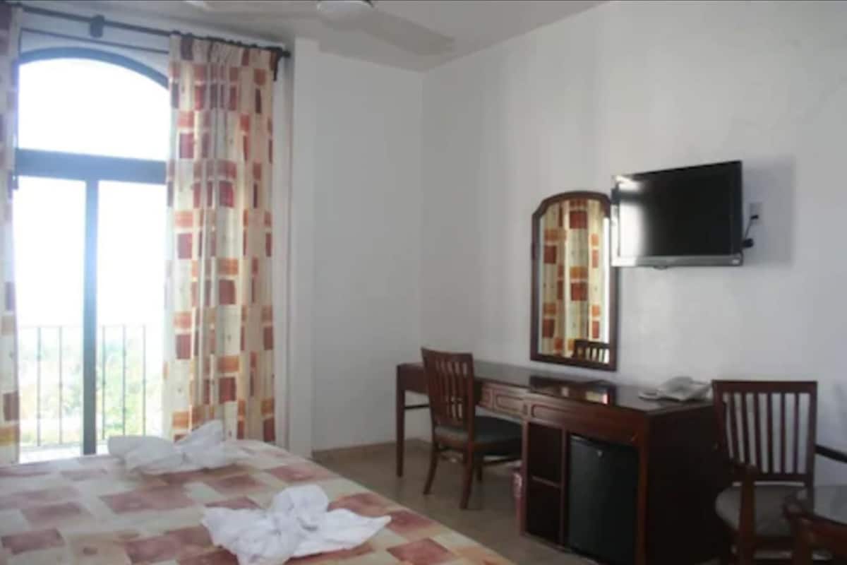 Hypo-allergenic bedding, in-room safe, desk, iron/ironing board