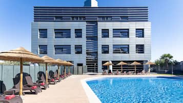 Sæsonbestemt udendørs pool, åben fra kl. 11.00 til kl. 21.00, parasoller