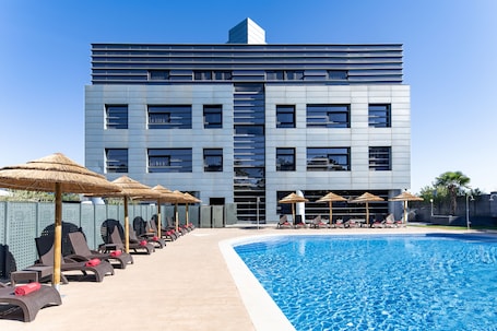 Seasonal outdoor pool, open 11:00 AM to 9:00 PM, pool umbrellas. Hotel Nuevo Boston