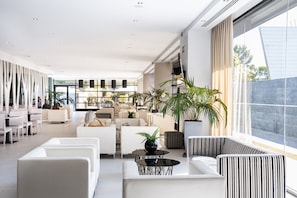 Frühstück, Mittagessen, mediterrane Küche, Blick auf den Pool