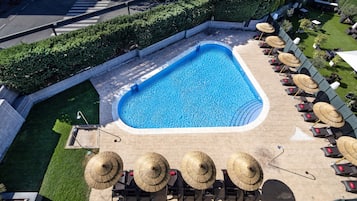 Piscine extérieure (ouverte en saison), parasols de plage