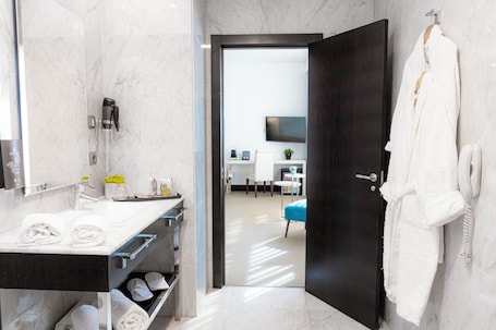 Free toiletries, hair dryer, bidet, towels. Hotel Nuevo Boston