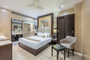 1 bedroom, Egyptian cotton sheets, premium bedding, pillowtop beds