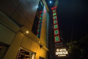 Vista frontal de la propiedad por la tarde o noche