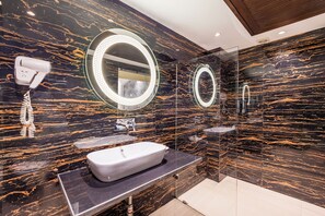 Premium Room | Bathroom | Shower, designer toiletries, hair dryer, bathrobes - Hotel Emperor Palms at Karol Bagh (New Delhi)