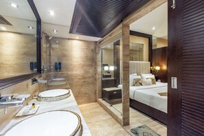 Premium Room | Bathroom | Shower, designer toiletries, hair dryer, bathrobes - Hotel Emperor Palms at Karol Bagh (New Delhi)